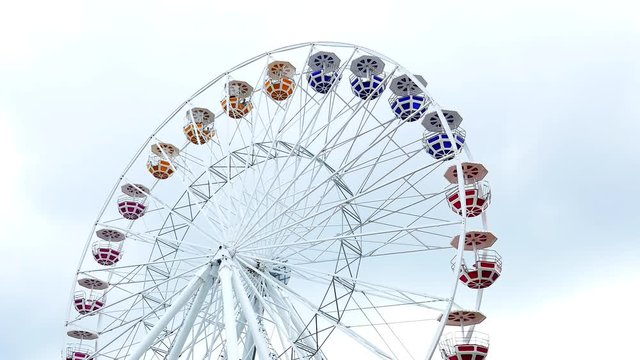 Buntes schones Riesenrad frei vor Himmel 