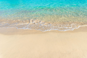 Fototapeta na wymiar Beautiful sand beach with tropical turquoise ocean water background