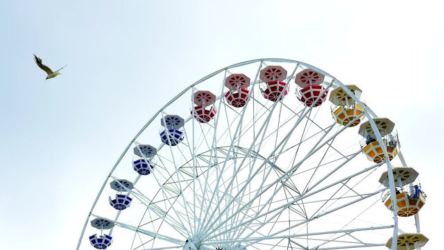 Buntes schones Riesenrad frei vor Himmel 
