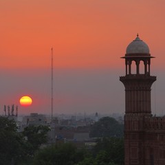 Obraz premium Sunset behind a muslim mosque minaret