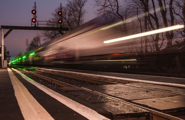 Train passant à vive allure