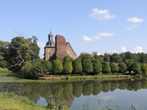 Niederrheinische Burgruine mit Motte und M&uuml;hlteich