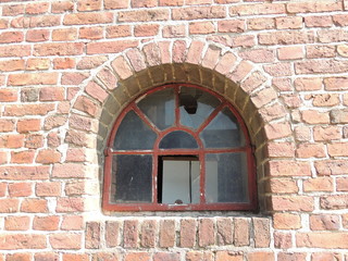 Fototapeta na wymiar Zerbrochenes Fenster an einem alten Bauernhof