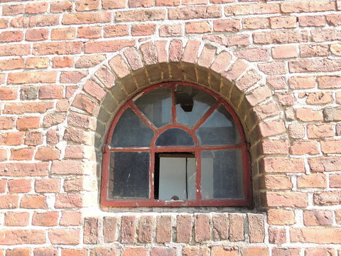 Zerbrochenes Fenster an einem alten Bauernhof
