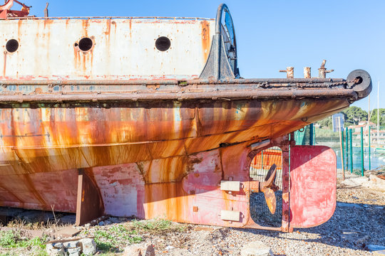  vieux chalutier abandonn&eacute;
