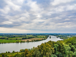 Obraz premium Beautiful landscape of Danube River near the Walhalla Memorial, Germany
