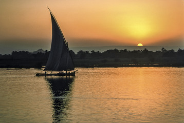 Egypte felouque au coucher de soleil - 170139428