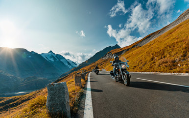 Naklejka premium Kierowca motocykla jazda w alpejskiej autostradzie na słynnej Hochalpenstrasse, Austria, Europa.