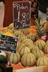 Ananas und Melonen
