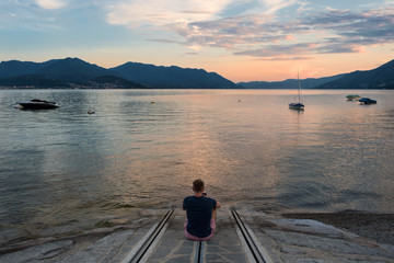 Fototapeta premium Sonnenuntergang am Ufer des Lago Maggiore in Italien