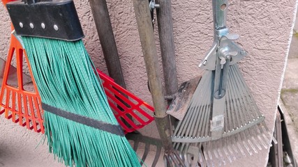 Gartengeräte sortiert an der Wand