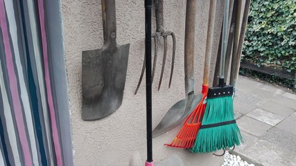 Gartengeräte sortiert an der Wand