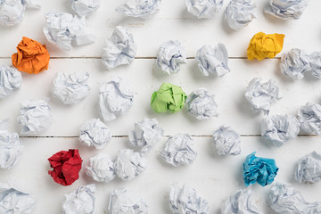 Papierkugeln als Symbol für Ideen - mit ein paar die herausstechen