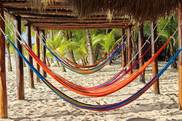 Kleurrijke hangmatten op strand