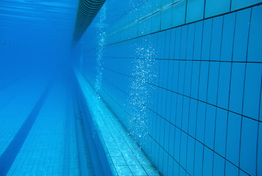 Dividers of paths in the big swimming pool