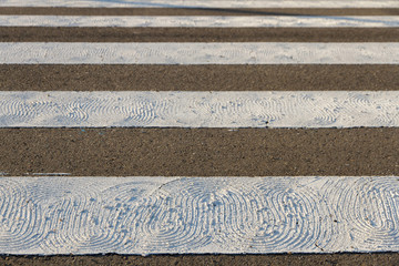  Paso de Cebra pintado en el asfalto y rugosidades para evitar resbalones