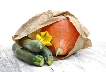 potimarron et courgettes dans sac en papier