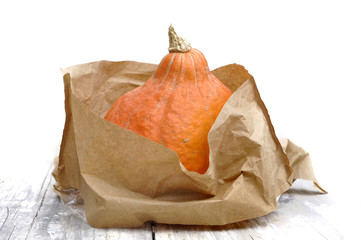 potimarron dans sac en papier sur une table