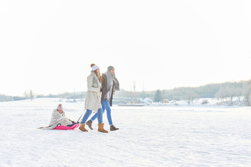 Familie macht einen Spaziergang im Winter