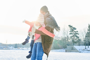 Vater und Tochter spielen zusammen