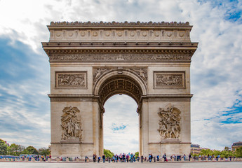 arc de triomphe à Paris sur les Champs Elysées 