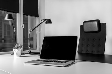 bureau de travail avec un ordinateur portable