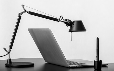 bureau de travail avec un ordinateur portable et stylet de palette graphique