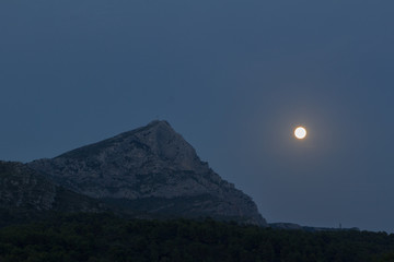 Fototapeta premium phenomenon of perigee-syzygia - or Super Moon - on the massif of Sainte-Victoire in Provence, August 10, 2014