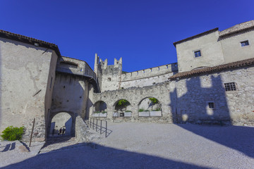 Fototapeta na wymiar Castel Beseno in Trentino durante una vacanza in estate