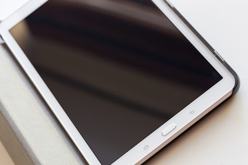 Tablet su tavolo bianco