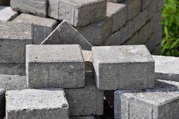 gestapelte Quader, viele Pflastersteine aus Beton für den Straßenbau, Pflaster