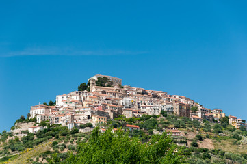 Fototapeta na wymiar Stadtansicht von Castellabate vor blauem Himmel