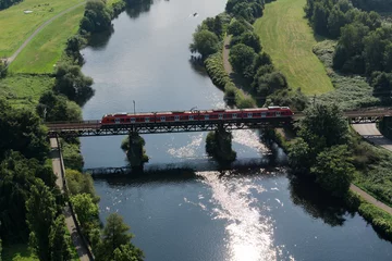 Selbstklebende Fototapete Luftbild Luftbild Eisenbahn Brücke führt über einen Fluss