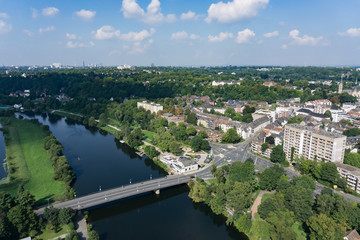 Fototapeta premium Luftbild Kleinstadt Essen Steele an der Ruhr mit Brücke