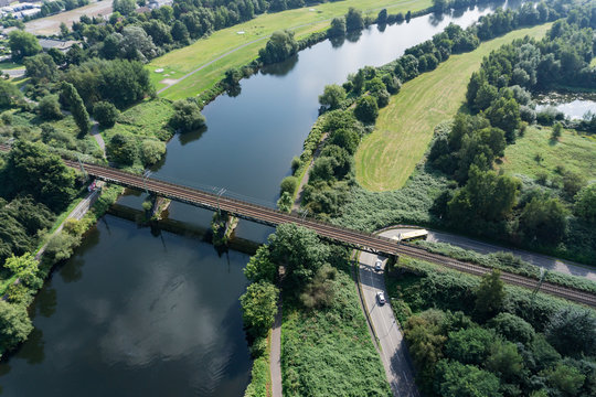 Luftbild Eisenbahn Brücke führt über einen Fluss