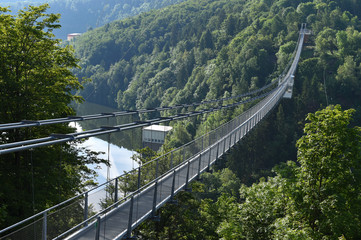 Fototapeta na wymiar Seilhängebrücke