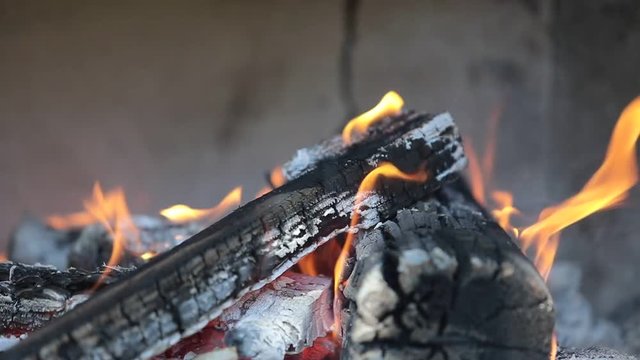 Closeup fuoco nel camino in slow motion