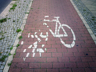 Verkehrszeichen Fahrradweg ist defekt 
Ein Fahrradweg wurde neu zusammen gesetzt. Dabei sind die...