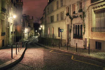 Rue Cortot at night