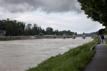 Flusskraftwerk, Wasserkraft, Hochwasser