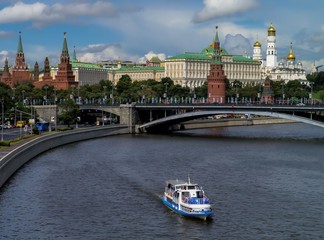 Obraz premium Pleasure boat on Volga River with Moscow skyline 
