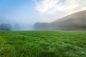 Ciel bleu avec paysage dans le brouillard