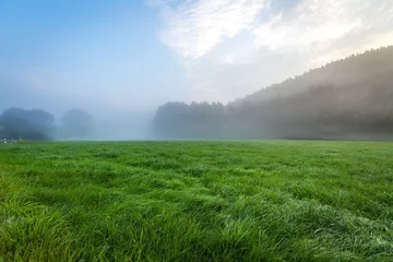 Crédence de cuisine en verre imprimé Paysage Ciel bleu avec paysage dans le brouillard