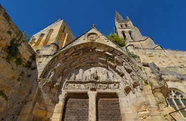 Saint-Emilion, tympan et clocher de l'&eacute;glise monolithe, gironde