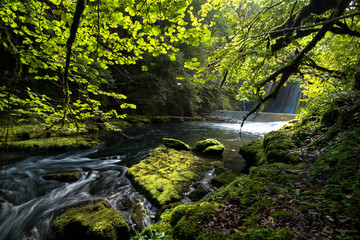 Idyllischer Fluss Loue im Franche Comté