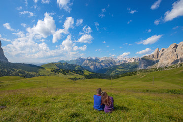 Naklejka premium Couple looking at a mountain panorama