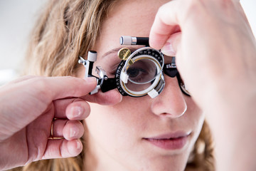 Badanie wzroku w oprawach próbnych.  - obrazy, fototapety, plakaty