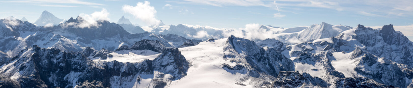 panorama sur les chaines de montagnes des Alpes avec un glacier au centre
