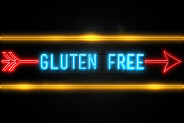 Obraz premium Gluten Free - fluorescent Neon Sign on brickwall Front view