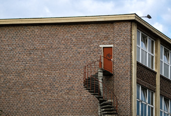Die Außentreppe an der Wand eines alten,verlassenen Fabrikgebäudes